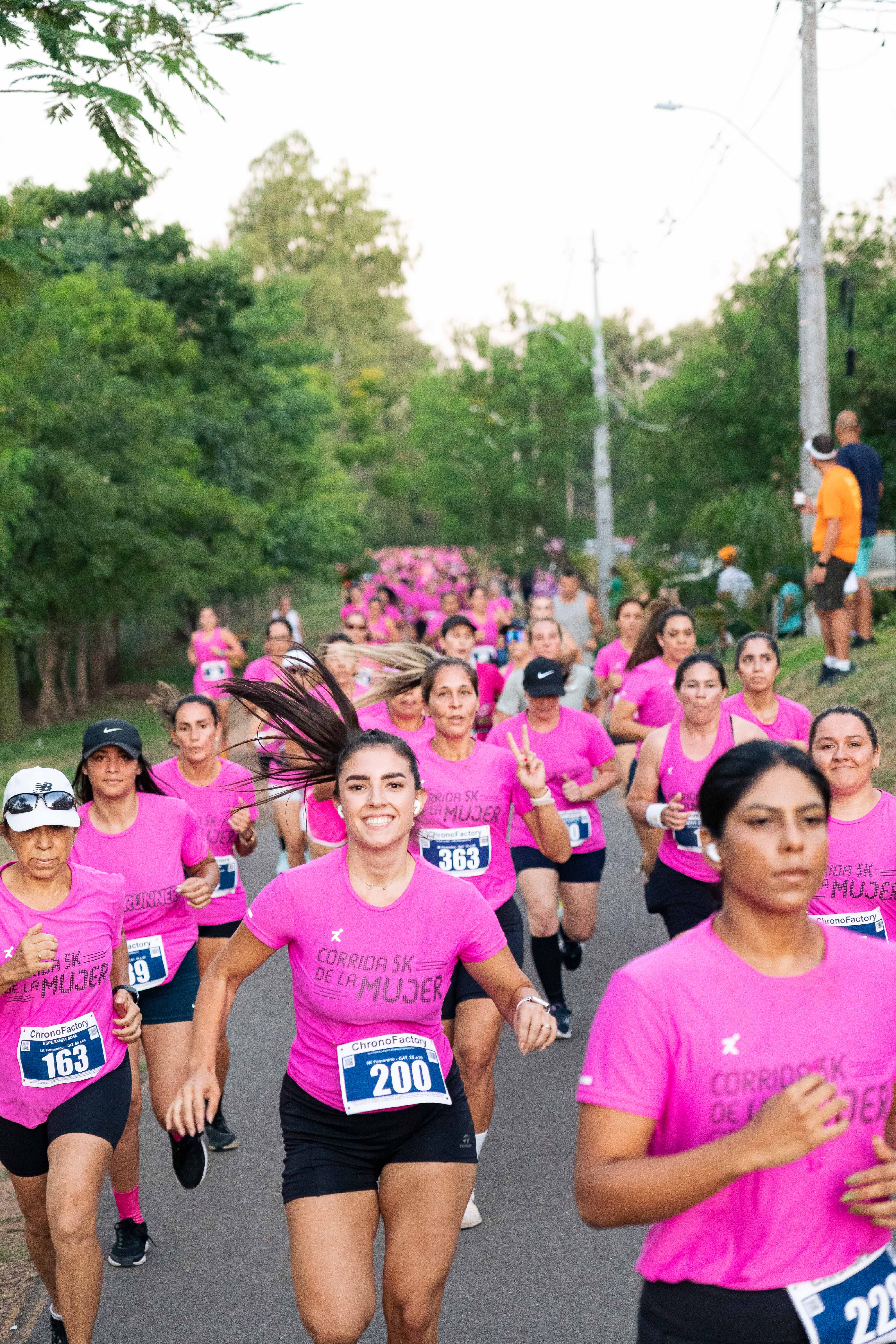 Mujeres en plena carrera dando su máximo esfuerzo