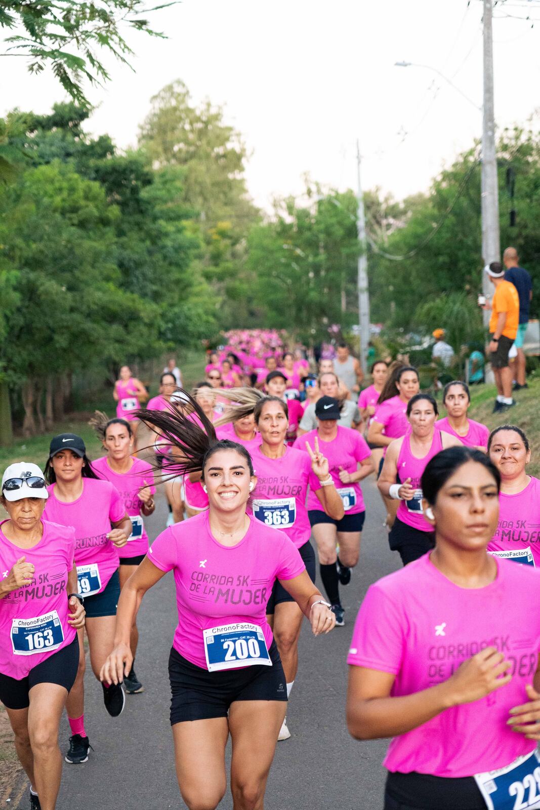 Mujeres en plena carrera dando su máximo esfuerzo