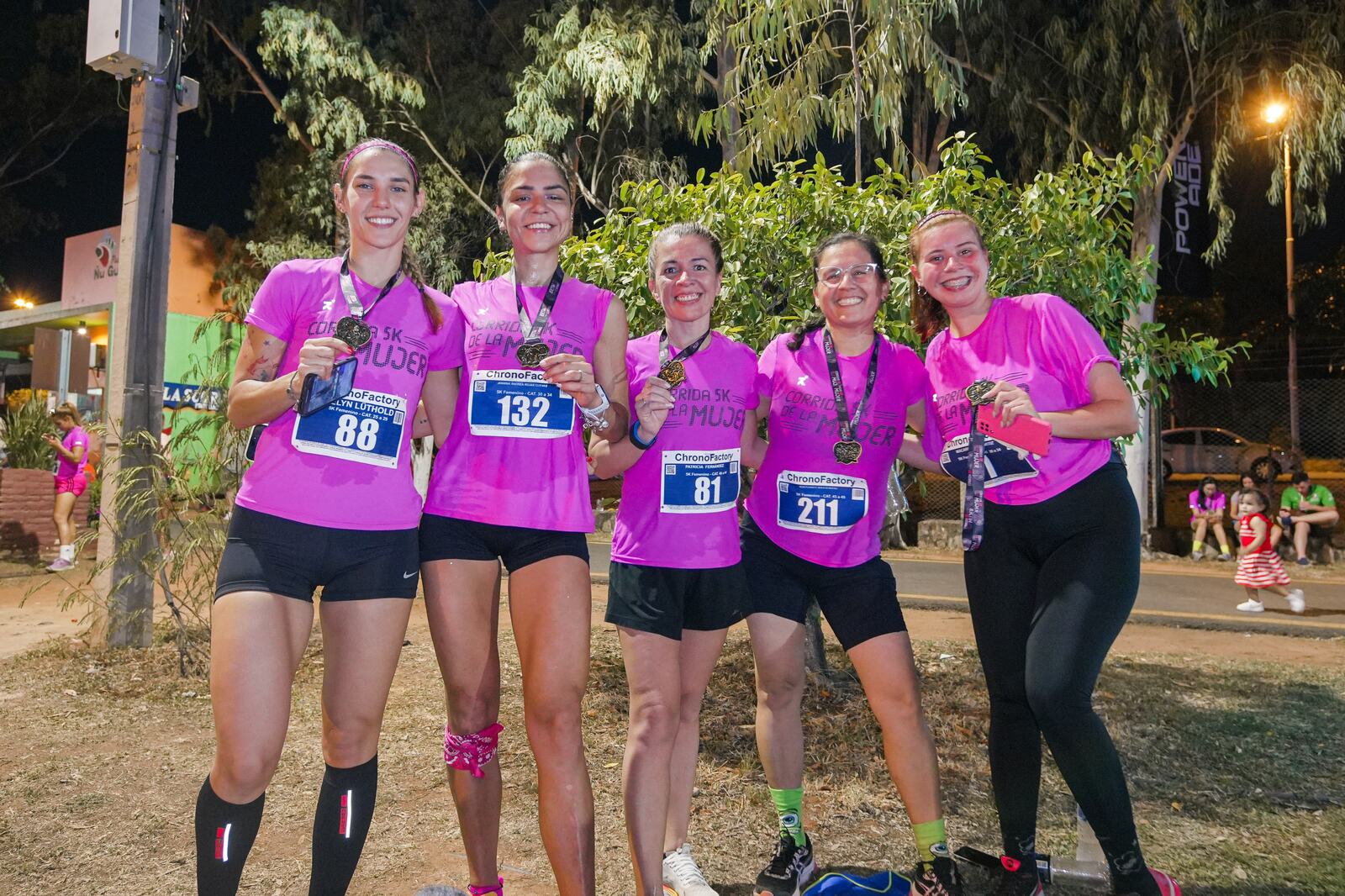 Grupo de amigas felices mostrando sus medallas