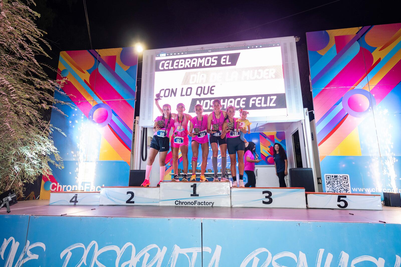 Mujeres celebrando su victoria en el podio